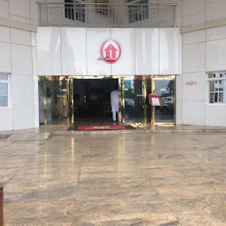 Room In Bb - Immaculate Royal International Hotel Owerri Esterno foto