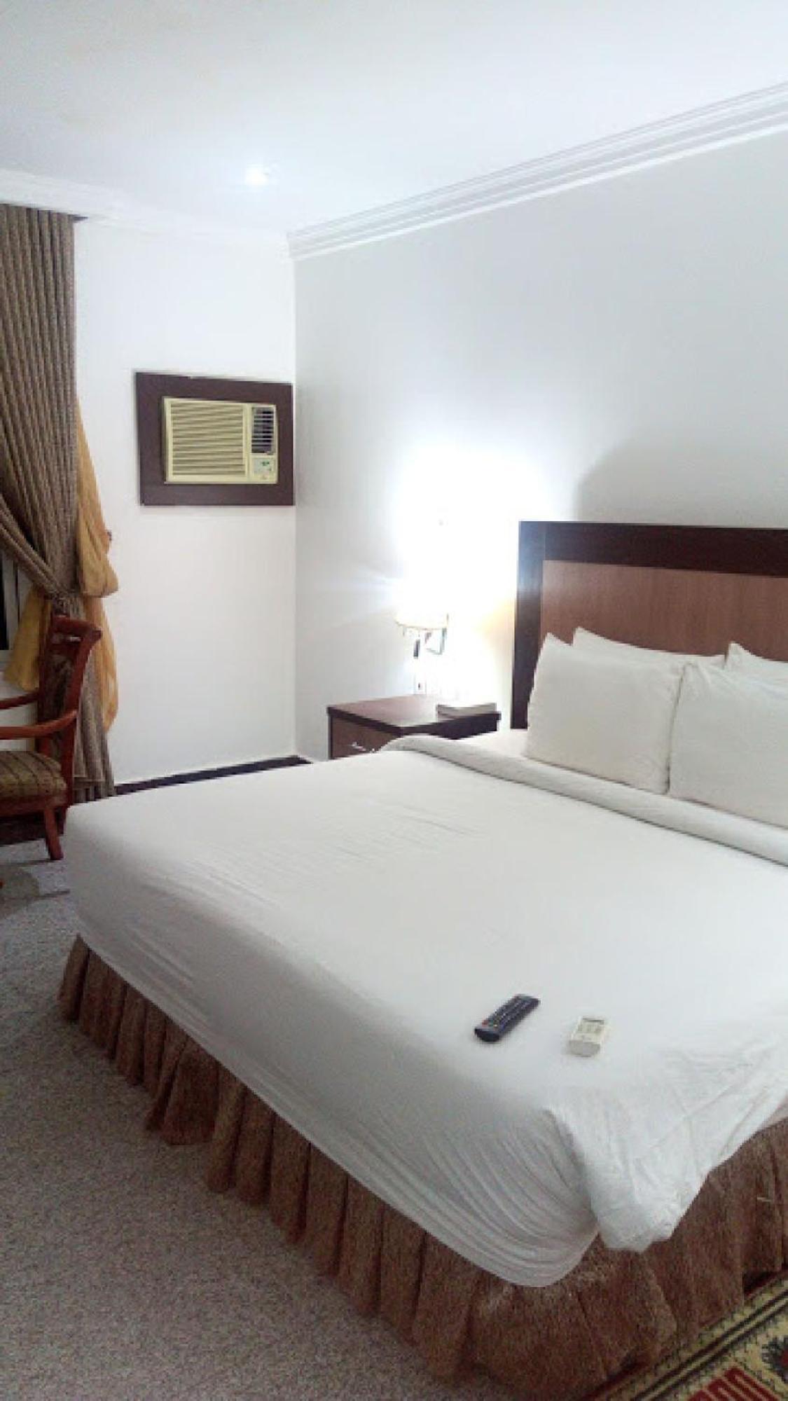 Room In Bb - Immaculate Royal International Hotel Owerri Esterno foto