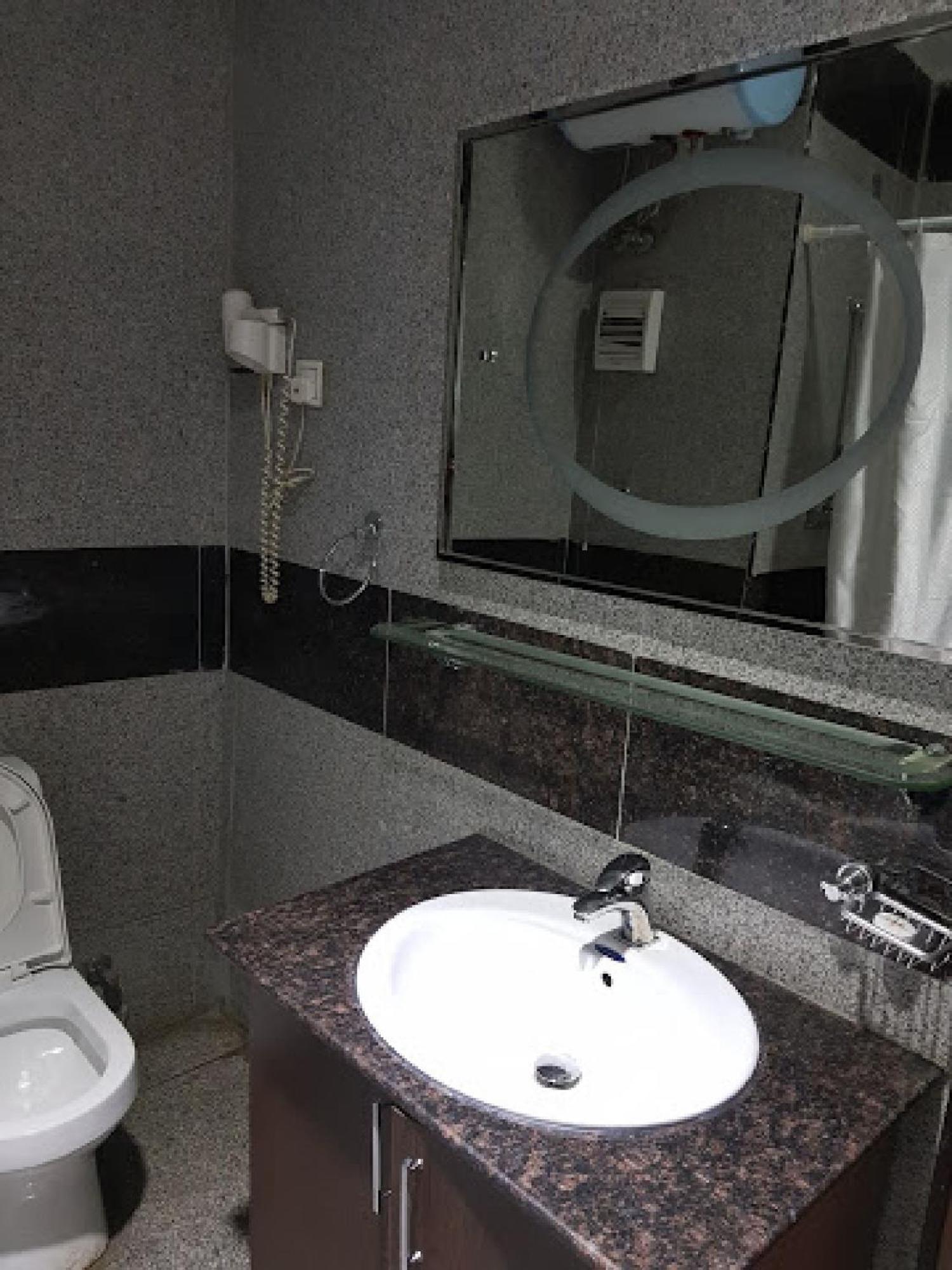 Room In Bb - Immaculate Royal International Hotel Owerri Esterno foto