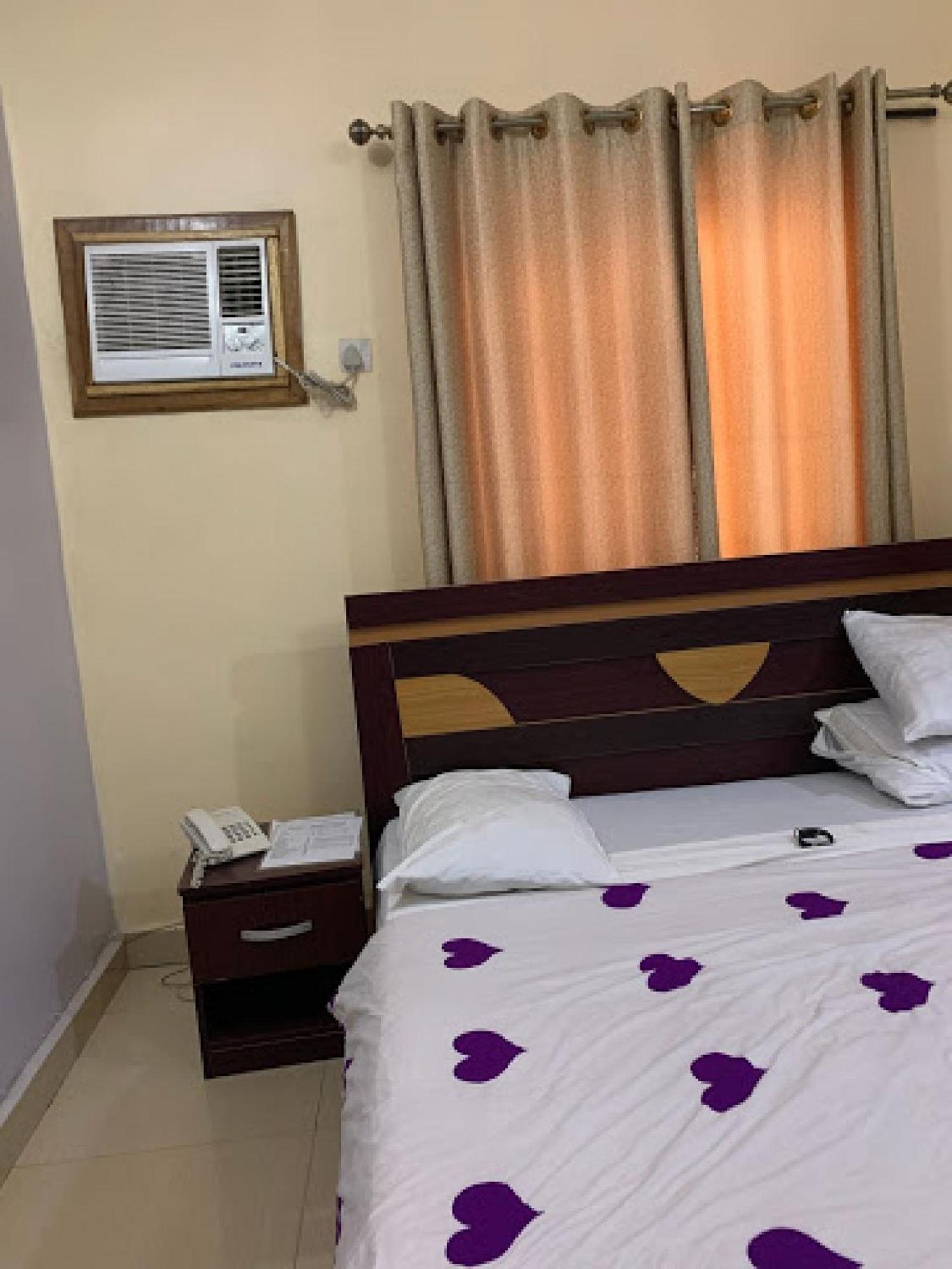 Room In Bb - Immaculate Royal International Hotel Owerri Esterno foto