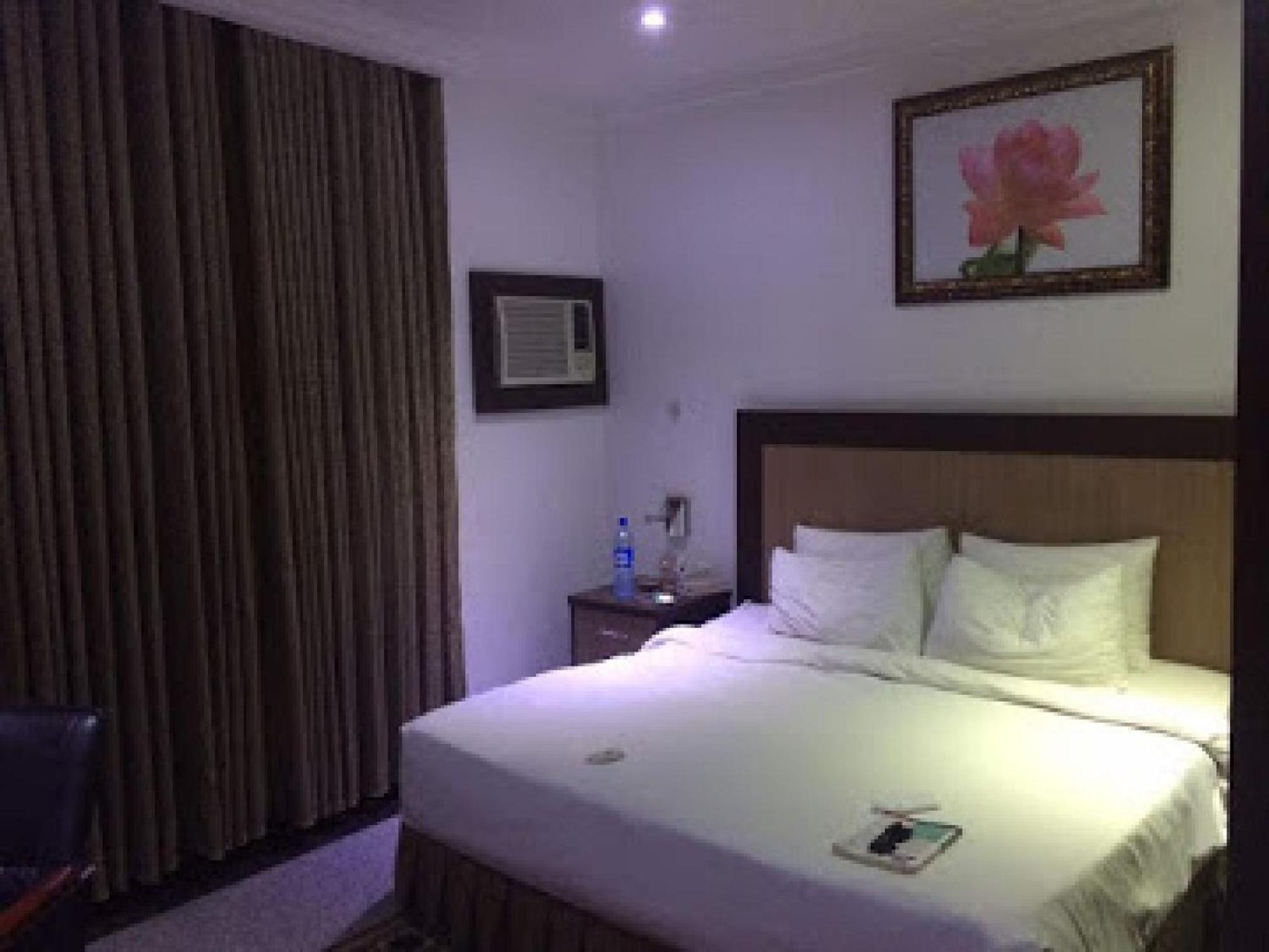 Room In Bb - Immaculate Royal International Hotel Owerri Esterno foto